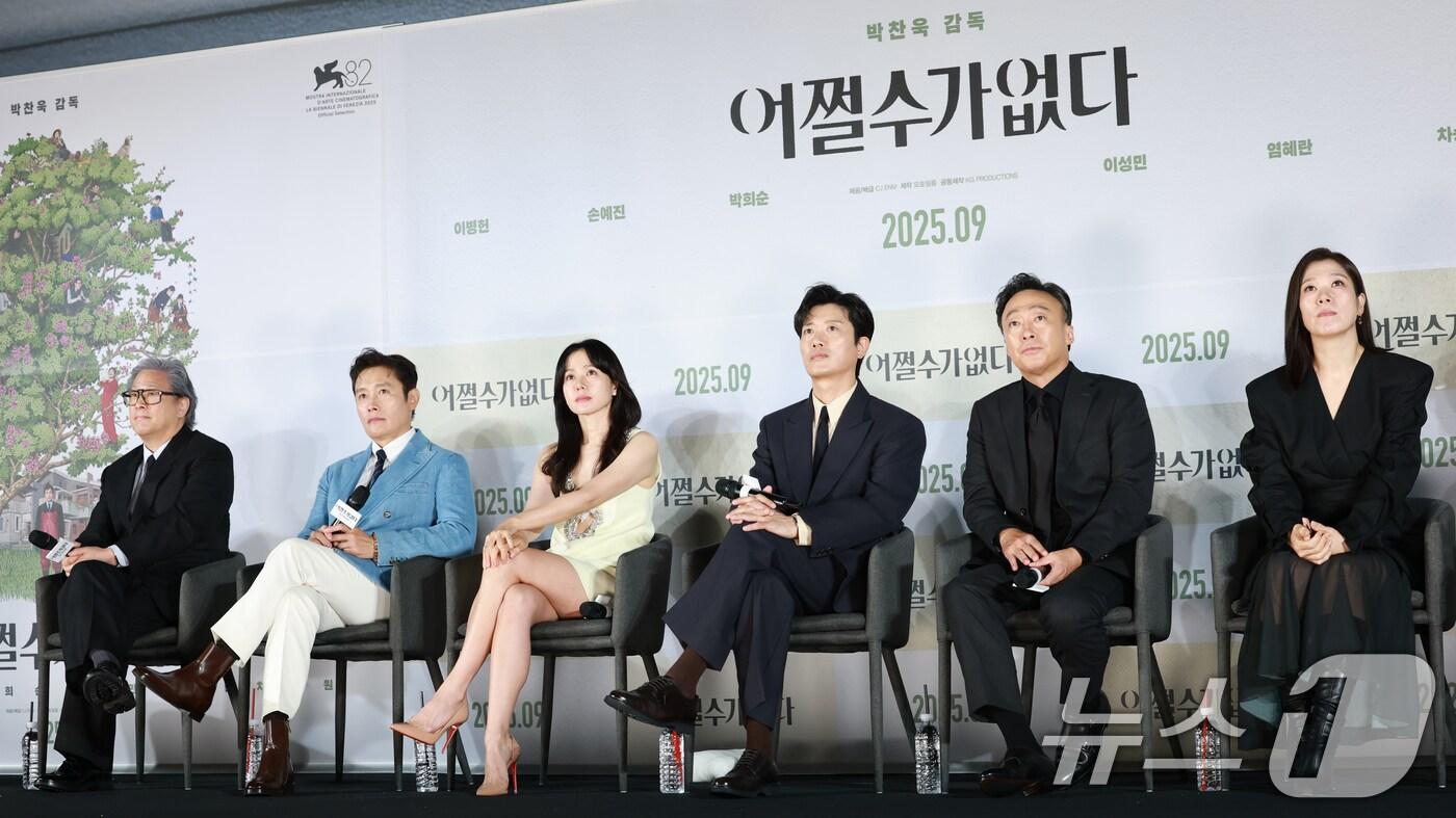 박찬욱 감독(왼쪽부터)과 배우 이병헌, 손예진, 박희순, 이성민, 염혜란이 19일 오전 서울 용산구 CGV용산아이파크몰에서 열린 영화 ‘여쩔수가없다’(감독 박찬욱) 제작보고회에 참석해 생각에 취재진 질문을 듣고 있다. ‘어쩔수가없다'는 '다 이루었다'고 느낄 만큼 삶이 만족스러웠던 회사원 만수(이병헌 분)가 덜컥 해고된 후, 아내와 두 자식을 지키기 위해 어렵게 장만한 집을 지켜내기 위해 재취업을 향한 자신만의 전쟁을 준비하며 벌어지는 이야기를 그렸다. 2025.8.19/뉴스1 ⓒ News1 권현진 기자