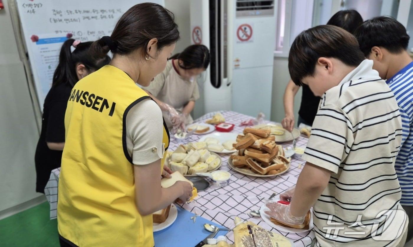 경기 시흥 늘사랑 지역아동센터에서 진행된 '함께한끼' 행사에서 한샘 임직원들이 아이들과 함께 간식을 만들고 있다. (한샘 제공. 재판매 및 DB금지)