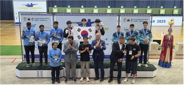 본문 이미지 - 아시아사격선수권대회 공기권총 남자 주니어부에서 금메달을 차지한 김두연(청주대), 김강현(강원대), 송승호(한국체대).(대한사격연맹 제공)