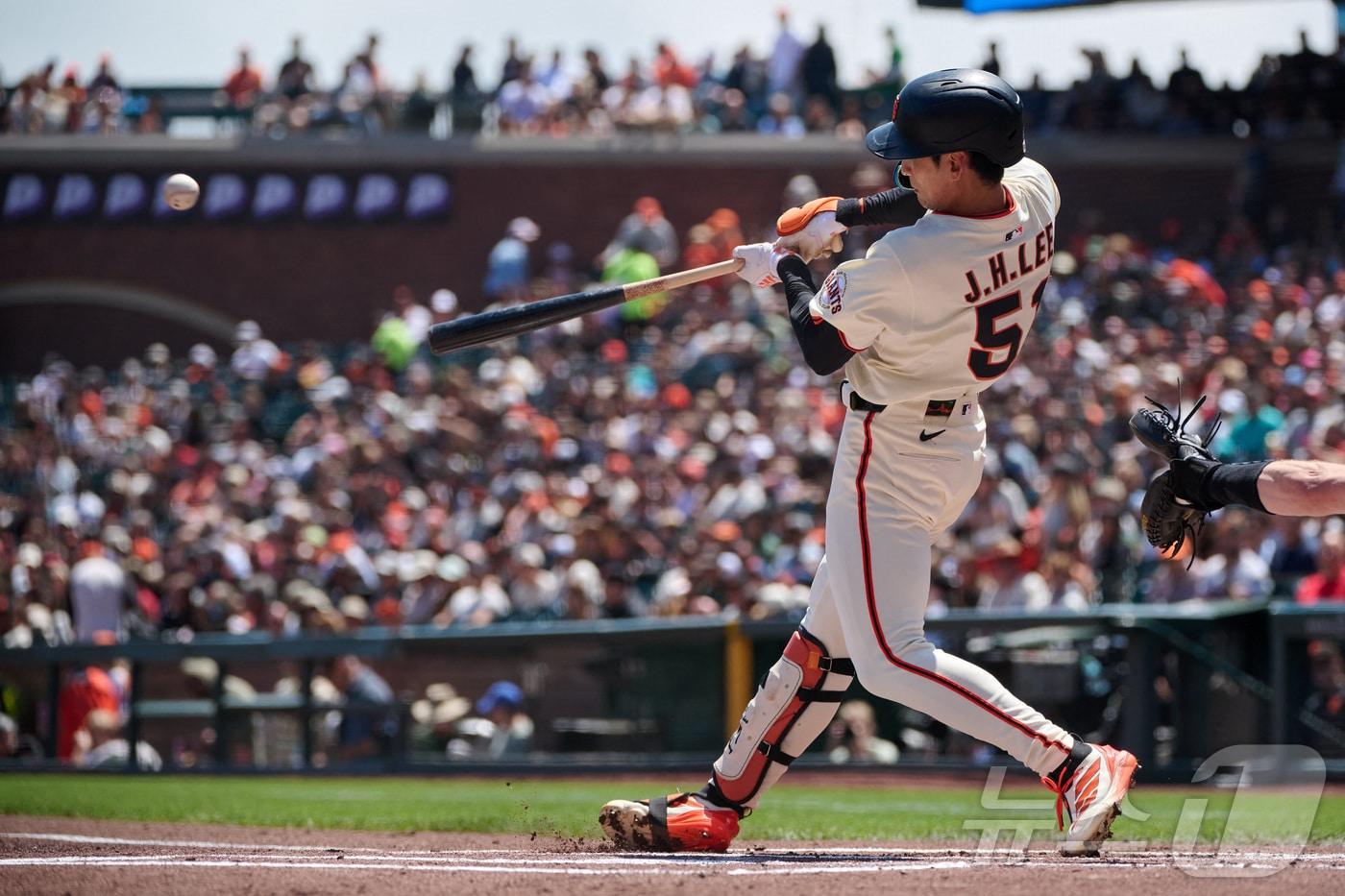 타격하는 이정후. ⓒ 로이터=뉴스1