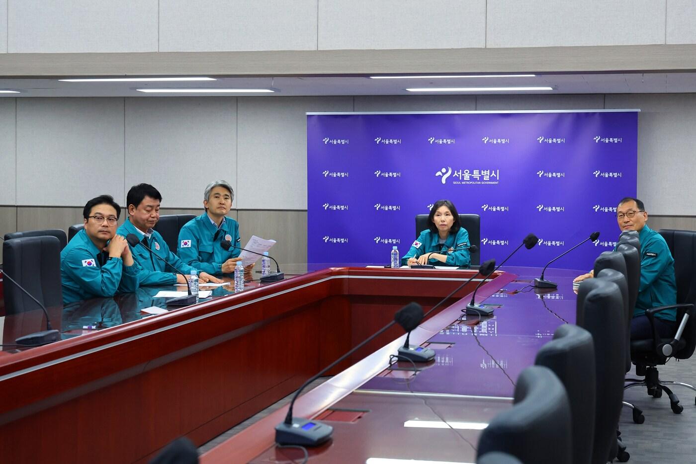 최호정 서울시의장이 서울시 을지연습 종합상황실에서 브리핑받고 있다. &#40;서울시의회 제공&#41;