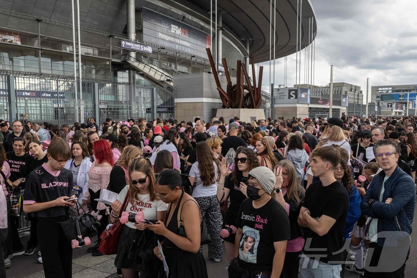 2일(현지시간) 파리 북부 외곽 생드니에 위치한 스타드 드 프랑스 경기장에서 열리는 블랙핑크의 콘서트에 앞서 팬들이 줄을 서서 기다리고 있다. (사진은 기사 내용과 무관함) 2025.08.02. ⓒ AFP=뉴스1 ⓒ News1 윤다정 기자
