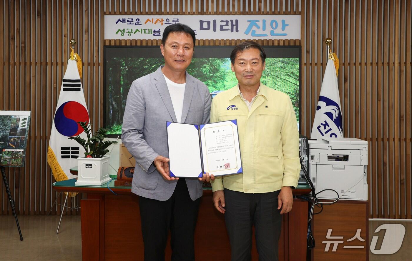 전춘성 전북 진안군수&#40;오른쪽&#41;가 진안군청 테니스선수단 초대 감독인 조효익 전북테니스협회 감독에게 임명장을 수여하고 있다.&#40;진안군제공. 재판매 및 DB금지&#41;2025.8.19/뉴스1