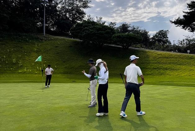 본문 이미지 - 서원대학교 &#39;골프 전문 캐디 양성 과정&#39; 교육 모습.&#40;서원대 제공. 재판매 및 DB금지&#41;/뉴스1