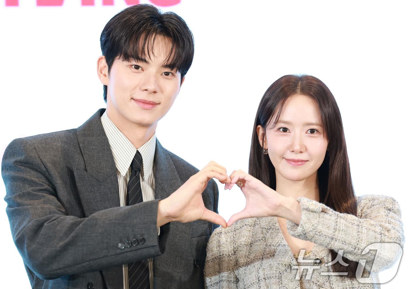 배우 이채민과 임윤아(오른쪽)가 19일 오후 서울 구로구 더세인트에서 열린 tvN 새 토일드라마 '폭군의 셰프' 제작발표회에 참석해 포즈를 취하고 있다. '폭군의 셰프'는 최고의 순간 과거로 타임슬립한 셰프(임윤아 분)가 최악의 폭군이자 절대 미각의 소유자인 왕(이채민 분)을 만나며 벌어지는 서바이벌 판타지 로맨틱 코미디이다. 2025.8.19/뉴스1 ⓒ News1 권현진 기자