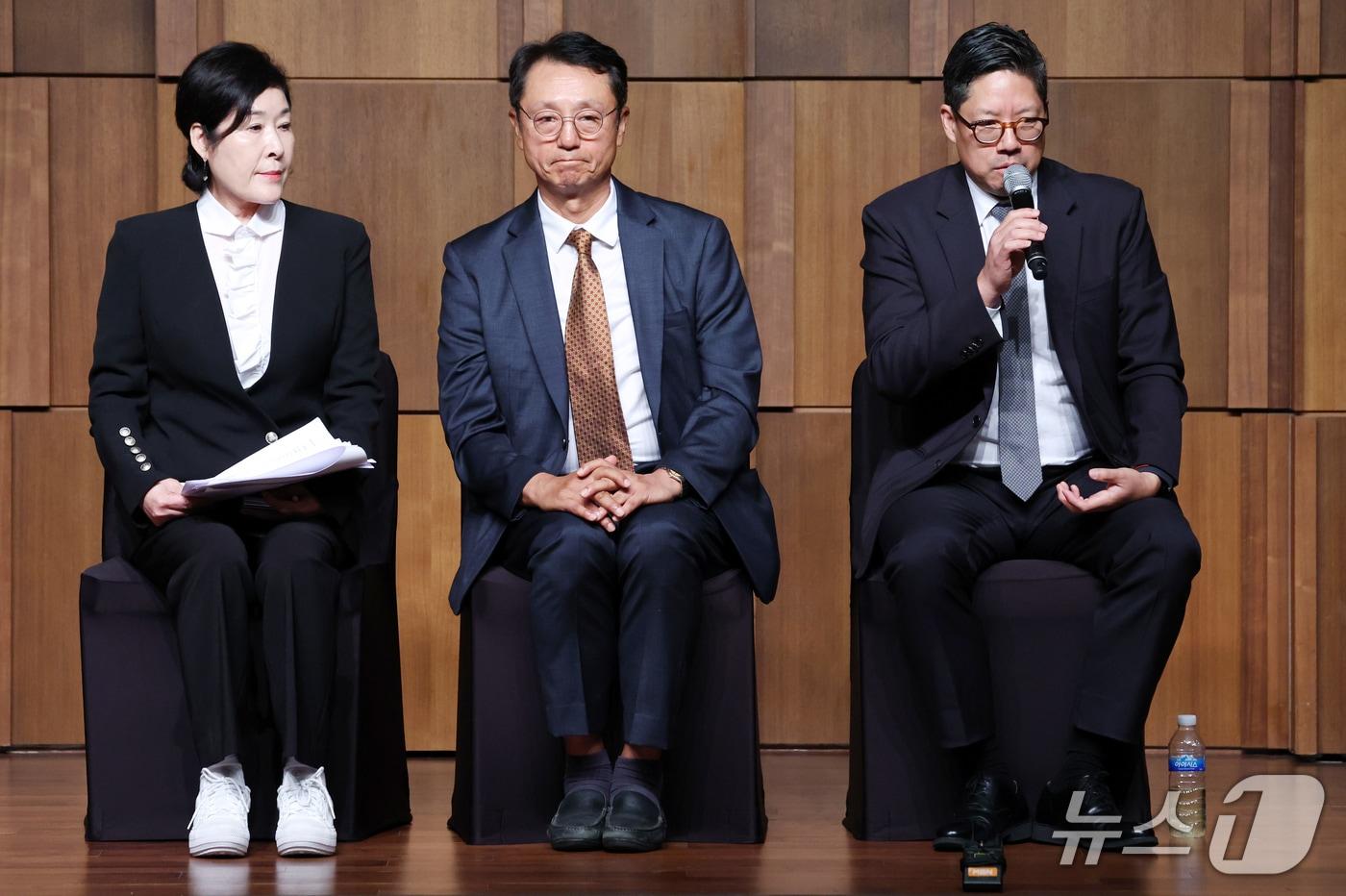 &#40;왼쪽부터&#41; 김정숙 한국화랑협회 홍보이사, 이성훈 한국화랑협회 회장, 패트릭 리 프리즈 서울 디렉터가 19일 서울 중구 신라호텔에서 열린 키아프 서울&#40;Kiaf SEOUL&#41; 프리즈 서울&#40;FRIEZE SEOUL&#41; 2025 공동 기자간담회에서 질문에 답변하고 있다.ⓒ 뉴스1 김명섭 기자