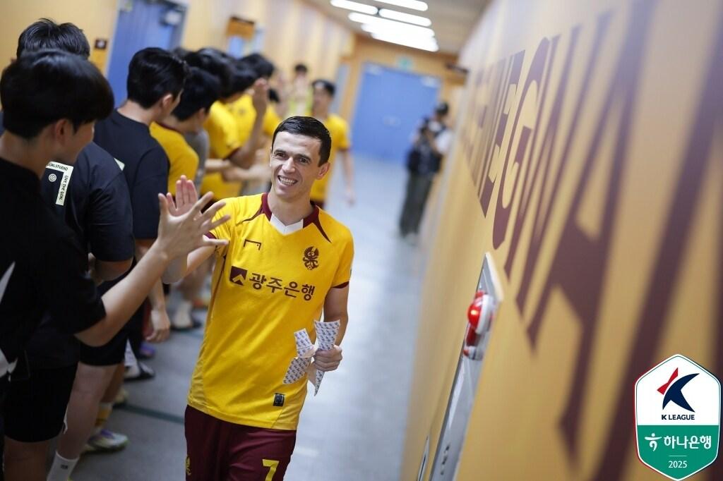 본문 이미지 - 이란 에스테그랄로 이적하는 광주FC의 아사니. &#40;한국프로축구연맹 제공&#41;