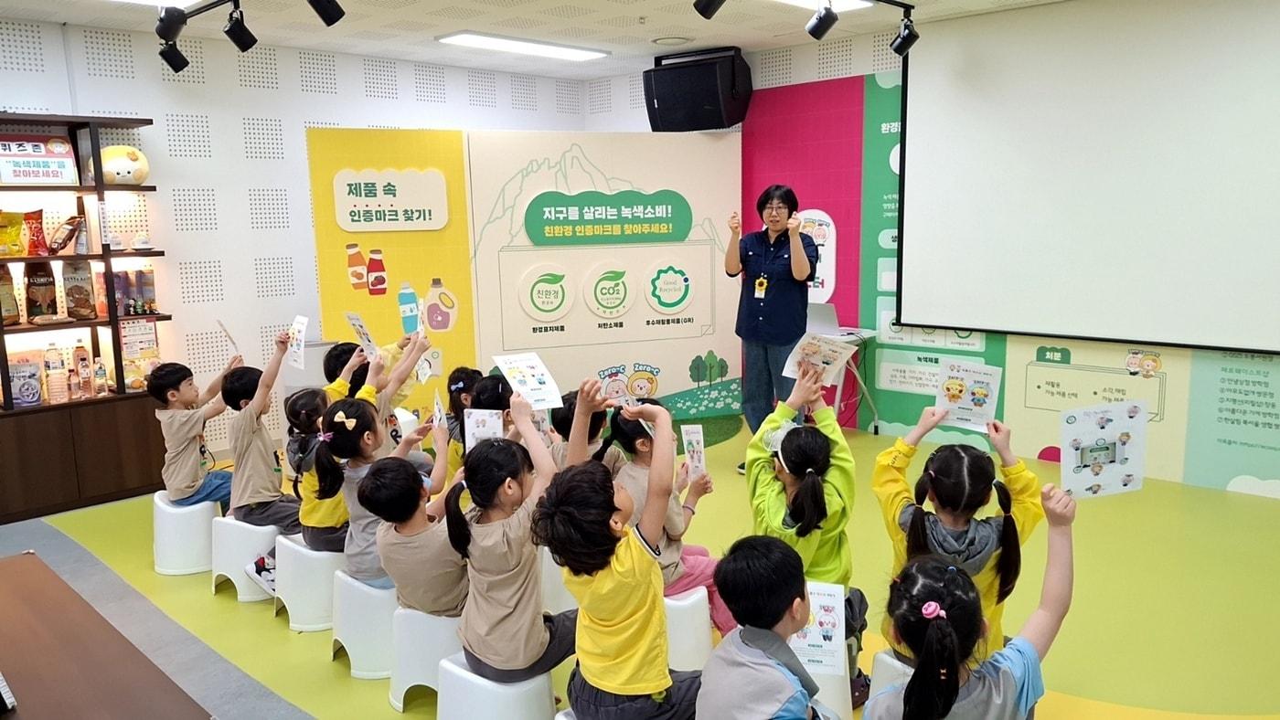 도봉구 지역 내 유아들이 녹색소비 교육을 듣고 있다.(도봉구 제공)