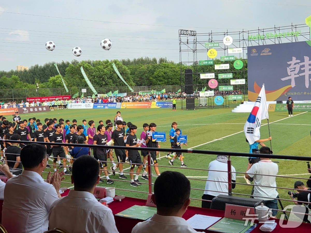 본문 이미지 - 광양시 대표&#40;U-17&#41;로 출전한 광양제철고 축구팀이 중국 선양시에서 열린 피스컵 국제 청소년 축구대회 결승에서 중국 산둥성 지난시 대표팀을 2-0으로 꺾고 우승을 차지했다.&#40;광양시 제공&#41;