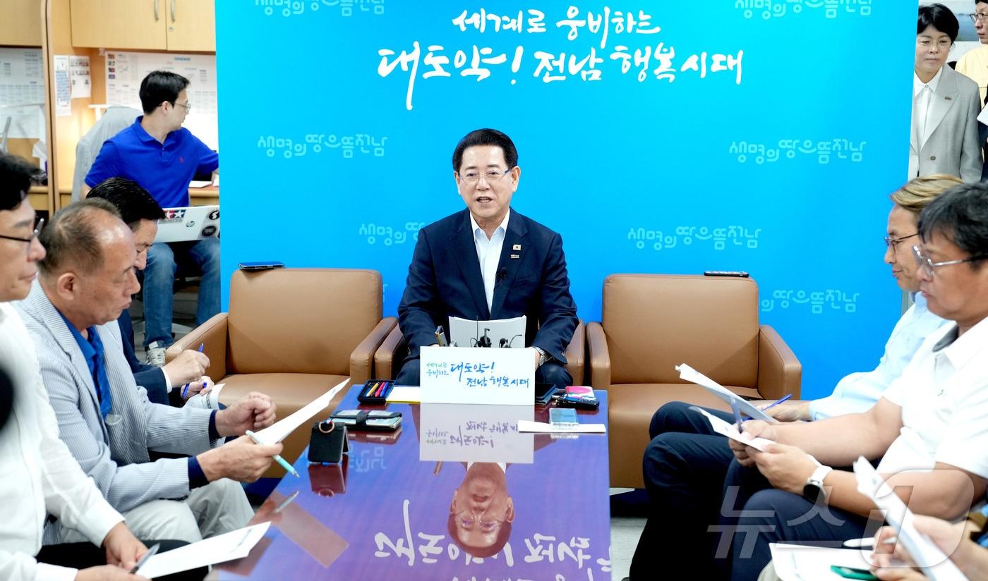 김영록 전남도지사가 19일 오후 도청 기자실에서 기자간담회를 열고 &#34;새 정부 5극 3특 균형발전 전략에 발맞춘 광주전남 특별지방자치단체 , 전남 에너지 해양 특화도시 특별법 제정 노력 등에 도정을 집중할 계획＂이라고 밝히고 있다.&#40;전남도 제공. 재판매 및 DB금지&#41; 2025.8.19/뉴스1 2025.8.19/뉴스1