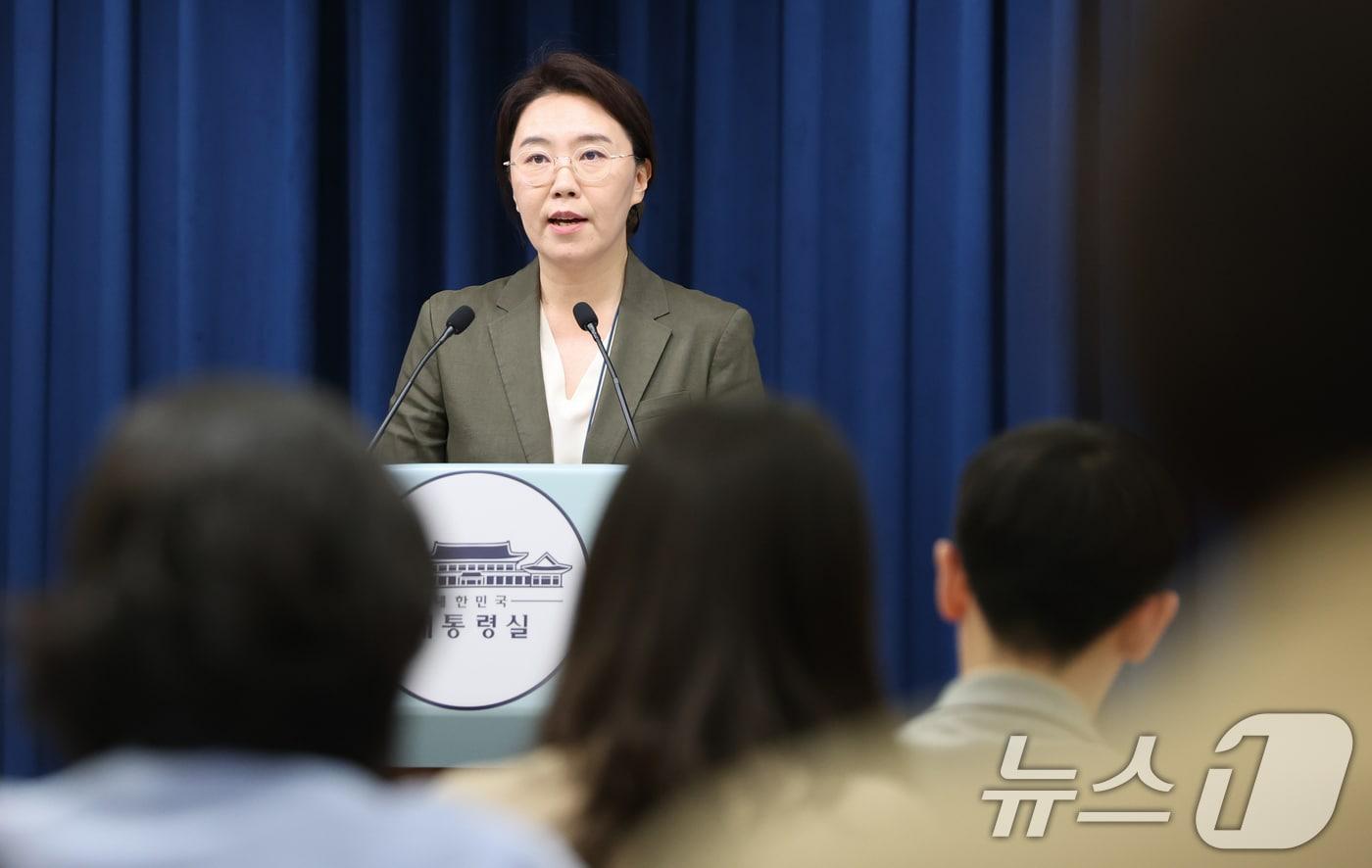 강유정 대통령실 대변인이 19일 서울 용산 대통령실 청사에서 경제단체 및 기업인 간담회 관련 브리핑을 하고 있다. 2025.8.19/뉴스1 ⓒ News1 허경 기자