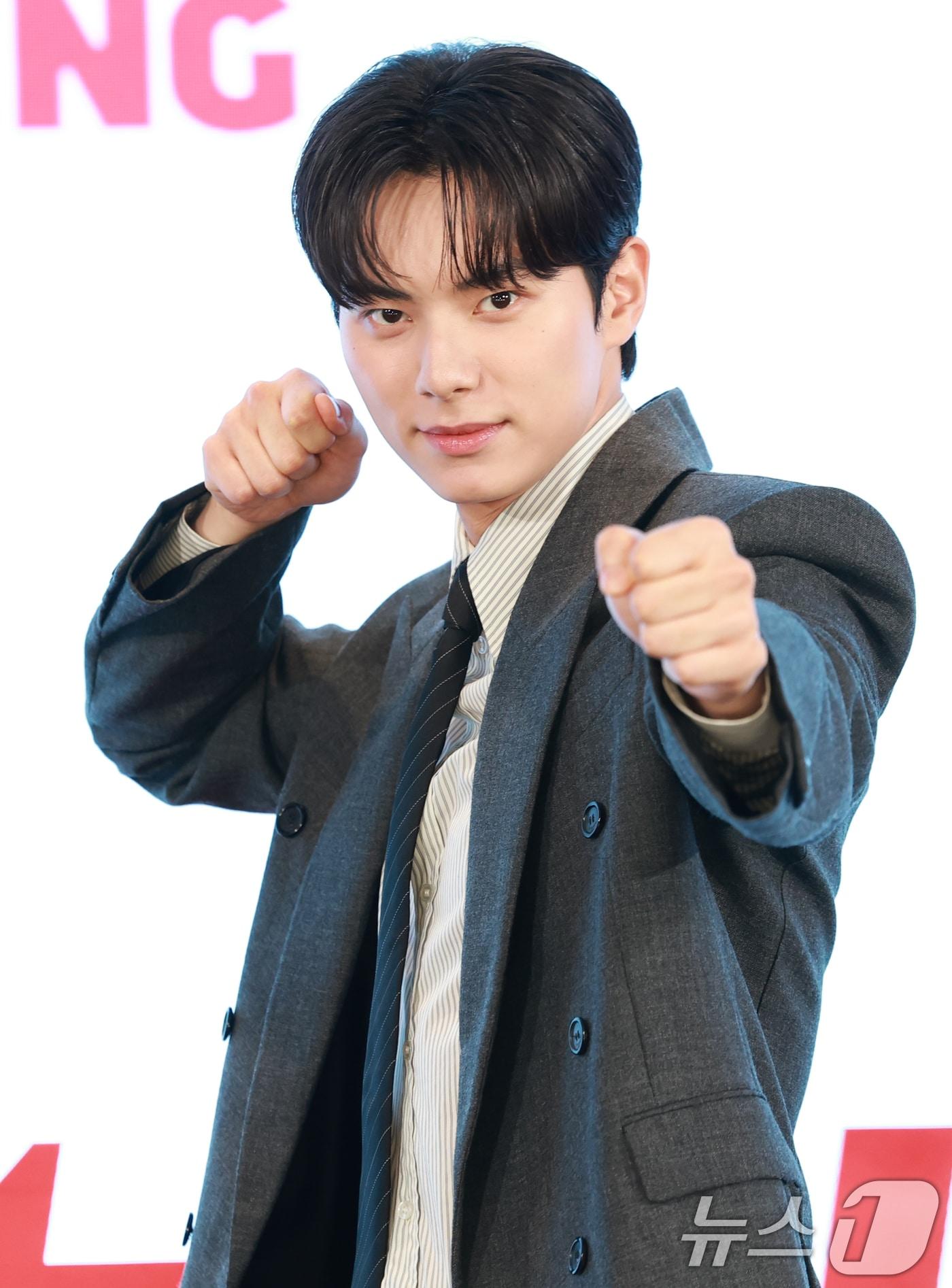 본문 이미지 - 배우 이채민이 19일 오후 서울 구로구 더세인트에서 열린 tvN 새 토일드라마 '폭군의 셰프' 제작발표회에 참석해 포즈를 취하고 있다. '폭군의 셰프'는 최고의 순간 과거로 타임슬립한 셰프(임윤아 분)가 최악의 폭군이자 절대 미각의 소유자인 왕(이채민 분)을 만나며 벌어지는 서바이벌 판타지 로맨틱 코미디이다. 2025.8.19/뉴스1 ⓒ News1 권현진 기자