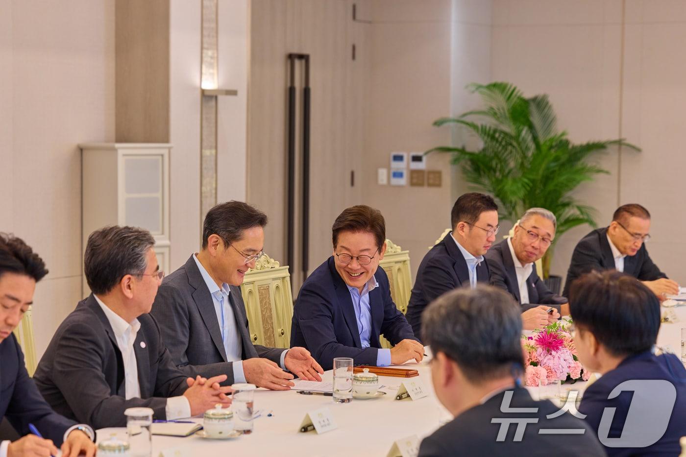 이재명 대통령이 19일 서울 용산 대통령실 청사에서 열린 미일 순방 동행 경제단체 및 기업인 간담회에서 이재용 삼성전자 회장을 비롯한 참석자들과 대화하고 있다. &#40;대통령실 제공. 재판매 및 DB 금지&#41; 2025.8.19/뉴스1 ⓒ News1 허경 기자