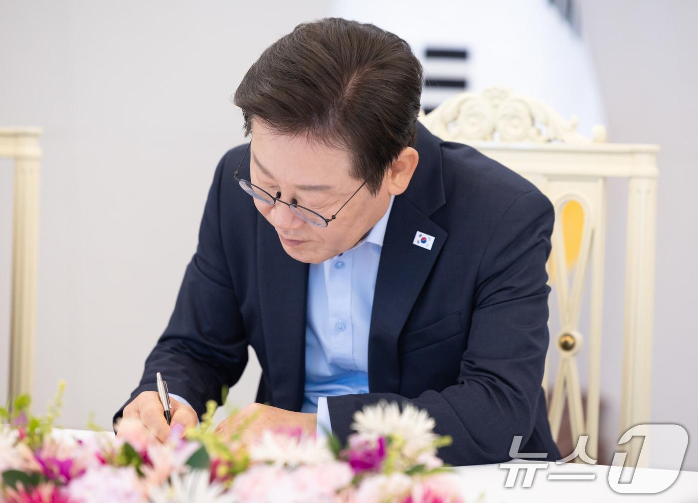 본문 이미지 - 이재명 대통령이 19일 서울 용산 대통령실 청사에서 열린 미일 순방 동행 경제단체 및 기업인 간담회에서 메모하고 있다. &#40;대통령실 제공. 재판매 및 DB 금지&#41; 2025.8.19/뉴스1 ⓒ News1 허경 기자