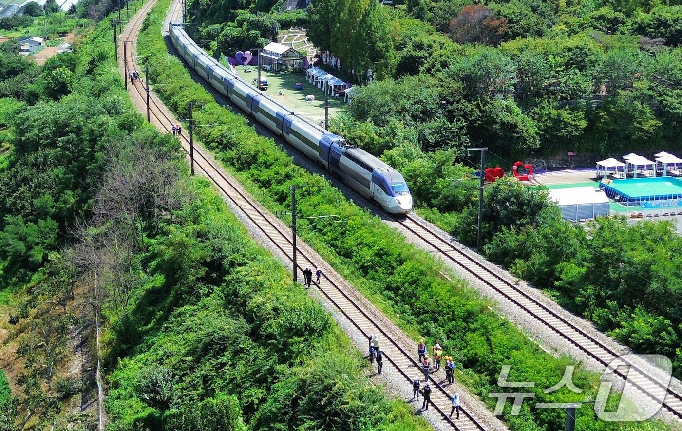 19일 오전 10시 52분쯤 경북 청도군 화양읍 삼신리 청도소싸움 경기장 인근 경부선 철로에서 마산으로 향하던 무궁화 열차가 선로에서 작업하던 근로자 7명을 치는 사고가 발생했다. 2025.8.19/뉴스1 ⓒ News1 공정식 기자