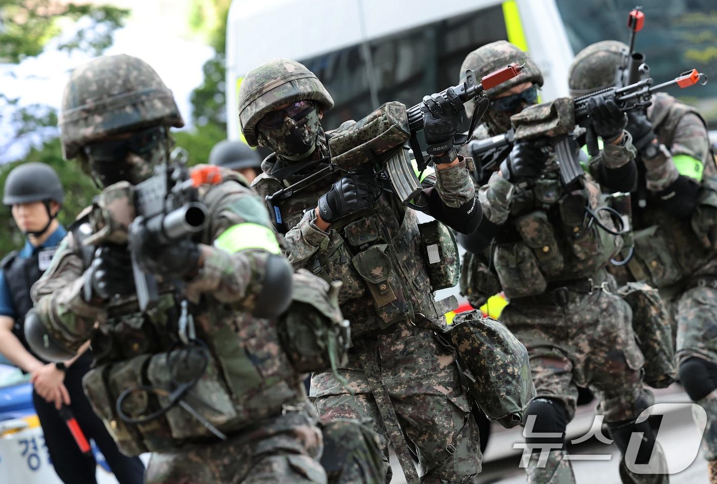 지난 8월 19일 오후 서울 중구 롯데호텔에서 열린 &#39;을지연습 연계 통합방위 능력 향상을 위한 관계기관 합동훈련&#39;에서 군 병력이 드론을 이용한 테러 공격 상황을 가정해 훈련하고 있다. 2025.8.19/뉴스1 ⓒ News1 오대일 기자