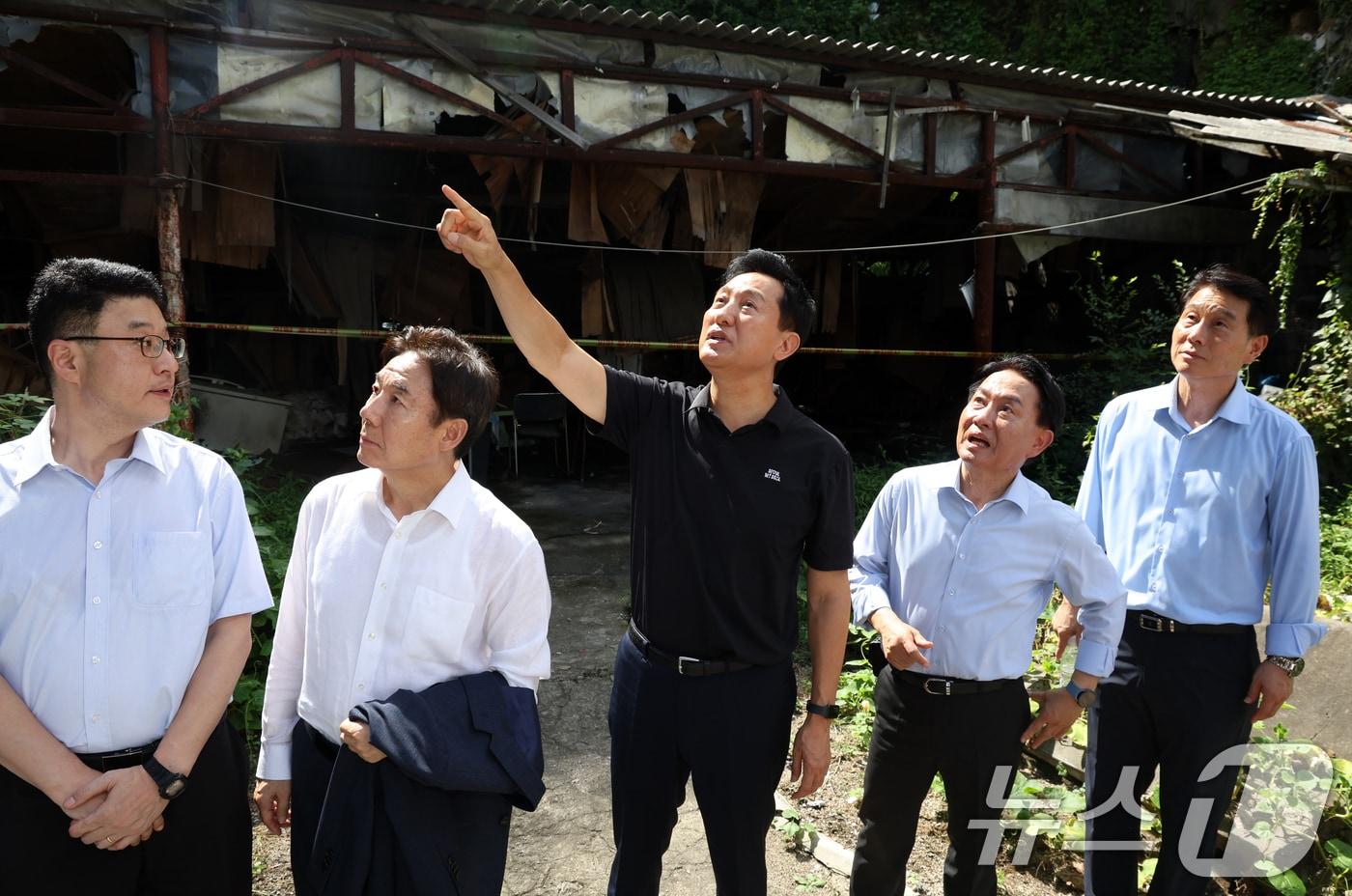 오세훈 서울시장이 19일 오후 서울 서대문구 현저동에서 모아타운 부지 현장점검을 하고 있다. 2025.8.19/뉴스1 ⓒ News1 김명섭 기자