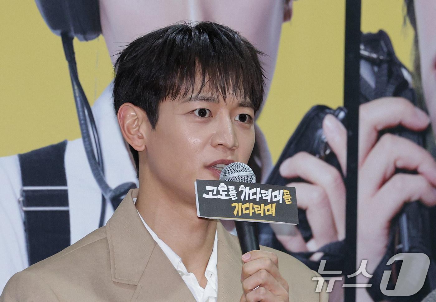 배우 최민호가 19일 오후 서울 종로구 예스24스테이지에서 열린 연극 '고도를 기다리며를 기다리며' 기자간담회에서 발언하고 있다. 2025.8.19/뉴스1 ⓒ News1 신웅수 기자