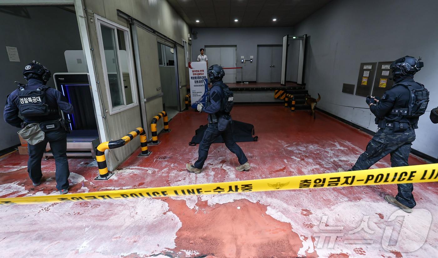 지난달 19일 서울 종로구 정부서울청사 별관에서 을지연습 일환으로 열린 폭발물 테러 대응 합동훈련이 진행되고 있다. 2025.8.19/뉴스1 ⓒ News1 김도우 기자