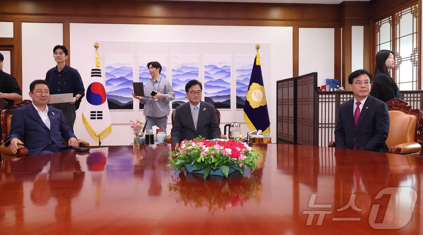 김병기 더불어민주당 원내대표(왼쪽부터), 우원식 국회의장, 송언석 국민의힘 비상대책위원장 겸 원내대표가 19일 오후 서울 여의도 국회의장 집무실에 모인 가운데 비공개 전환을 기다리고 있다. (공동취재) 2025.8.19/뉴스1 ⓒ News1 안은나 기자