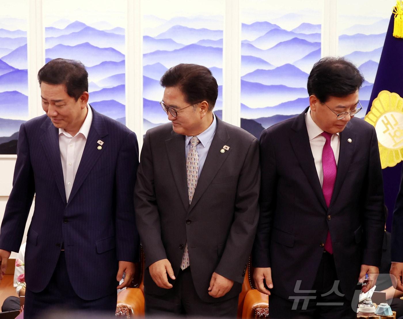 본문 이미지 - 김병기 더불어민주당 원내대표&#40;왼쪽부터&#41;, 우원식 국회의장, 송언석 국민의힘 비상대책위원장 겸 원내대표가 19일 오후 서울 여의도 국회의장 집무실에서 회동 기념 촬영을 마친 뒤 자리로 향하고 있다. &#40;공동취재&#41; 2025.8.19/뉴스1 ⓒ News1 안은나 기자