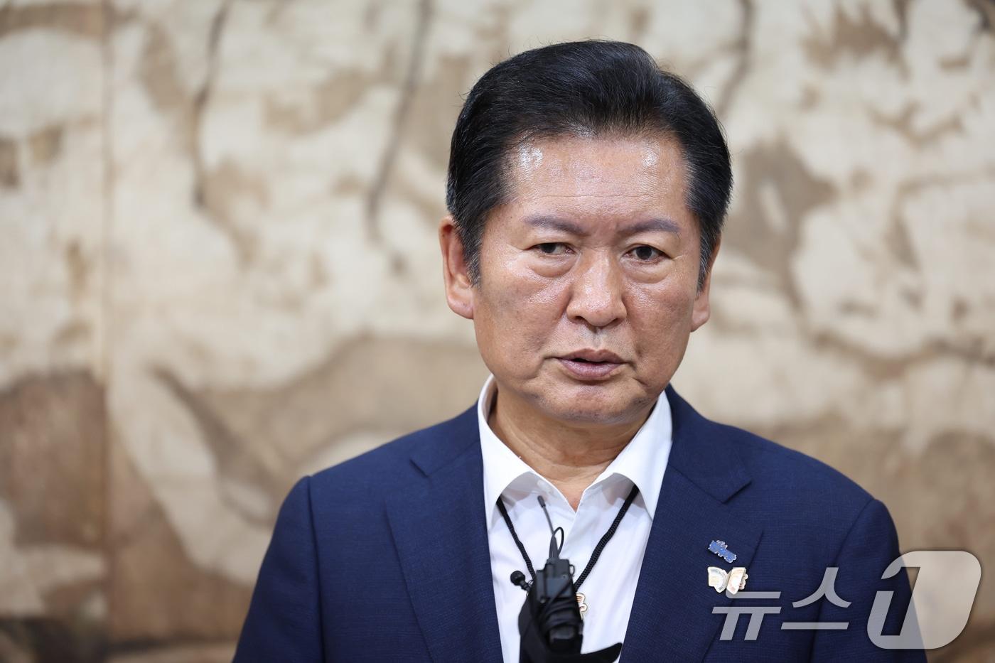 정청래 더불어민주당 대표가 19일 오후 APEC 정상회의 준비현장 점검차 경주시 경북문화관광공사 육부촌을 찾아 청도에서 발생한 경부선 무궁화호 열차사고에 대해 발언하고 있다. &#40;더불어민주당 제공. 재판매 및 DB 금지&#41; 2025.8.19/뉴스1