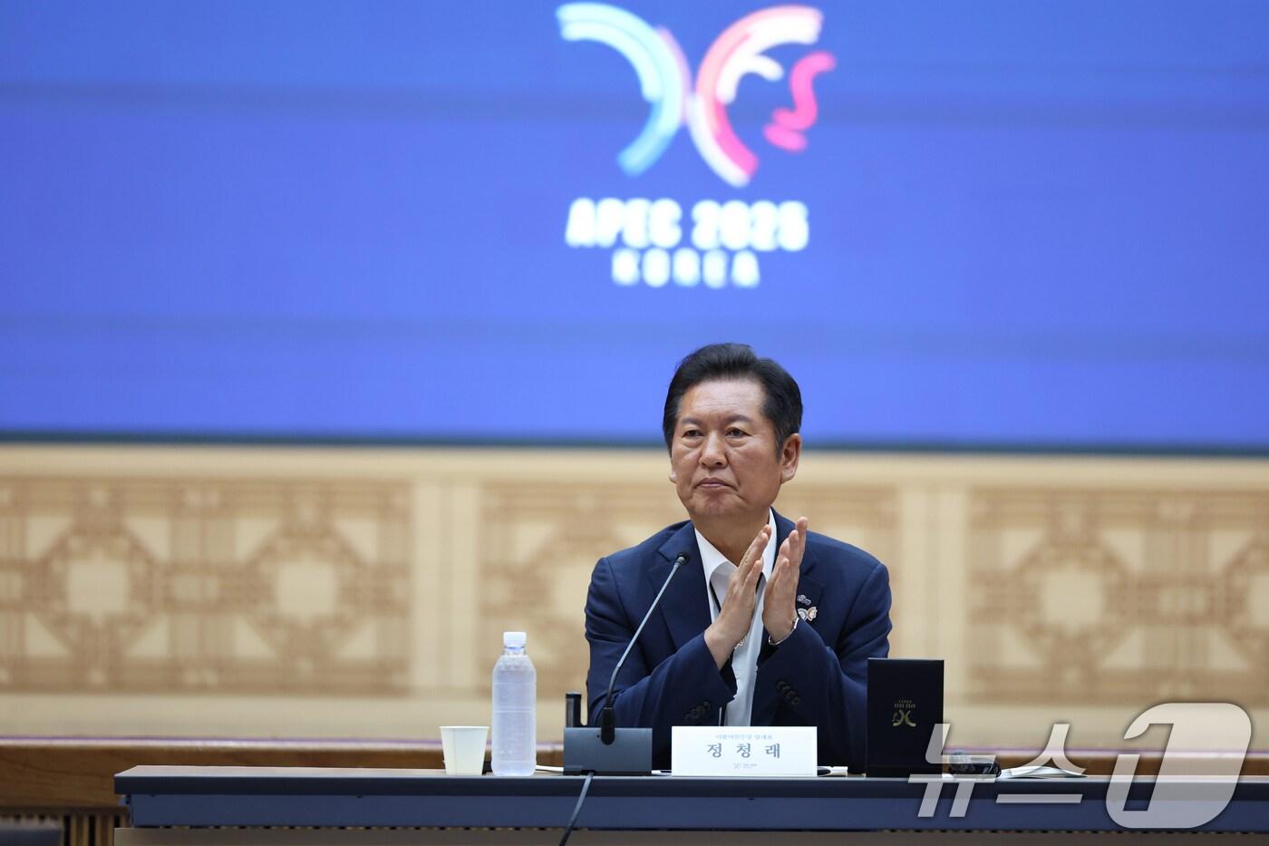 정청래 더불어민주당 대표가 19일 오후 APEC 정상회의 준비현장 점검차 경주시 경북문화관광공사 육부촌을 찾아 손뼉치고 있다. &#40;더불어민주당 제공. 재판매 및 DB 금지&#41; 2025.8.19/뉴스1