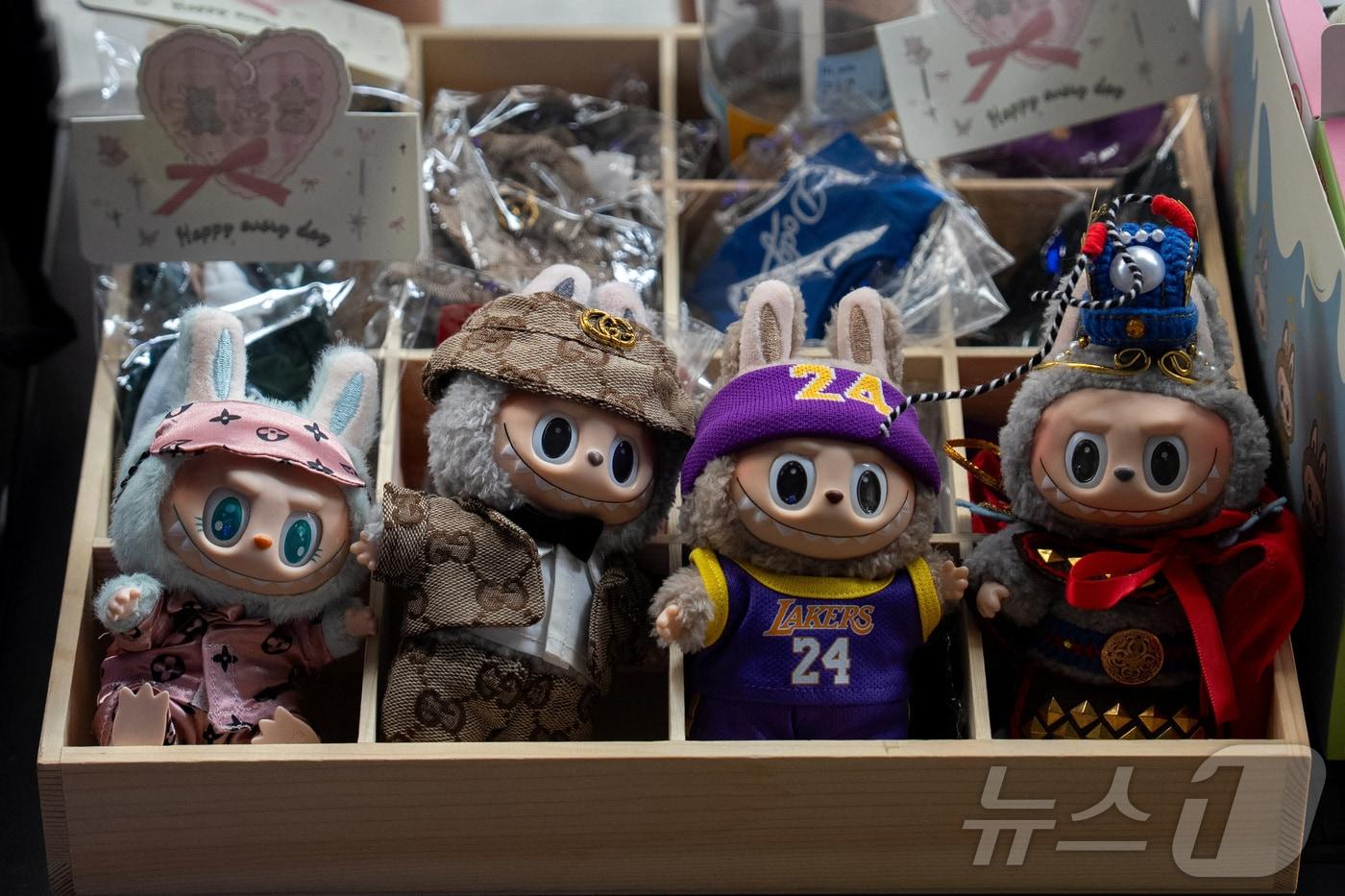 지난 7월 22일 뉴욕 맨하탄 가두매장에서 팔리고 있는 라부부 모조품. ⓒ 로이터=뉴스1 ⓒ News1 박형기 기자