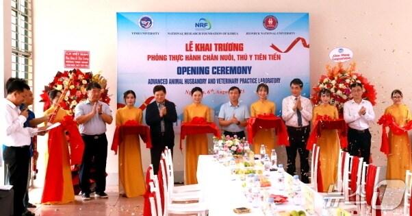본문 이미지 - 전북대가 최근 베트남 빈 대학에 축산·수의학 실습실을 마련했다. 사진은 8월 초에 열린 개소식 모습.(전북대 제공, 재판매 및 DB 금지)/뉴스1