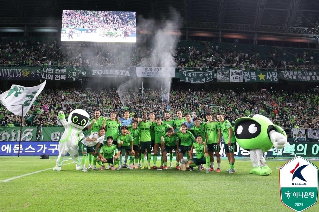 본문 이미지 - 더블에 도전하는 전북 현대. &#40;한국프로축구연맹 제공&#41;