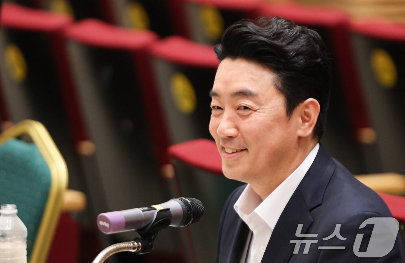 강훈식 대통령 비서실장이 19일 서울 용산 대통령실 청사에서 열린 기자간담회에서 미소 짓고 있다. 2025.8.19/뉴스1 ⓒ News1 허경 기자