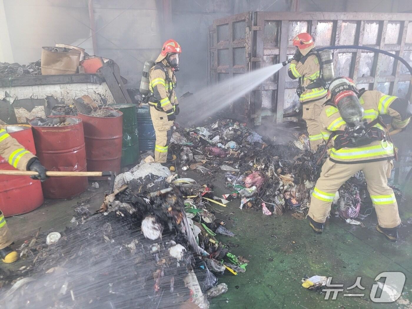 본문 이미지 - 화재 진화 장면(경남소방본부 제공. 재판매 및 DB금지). 2025.8.19