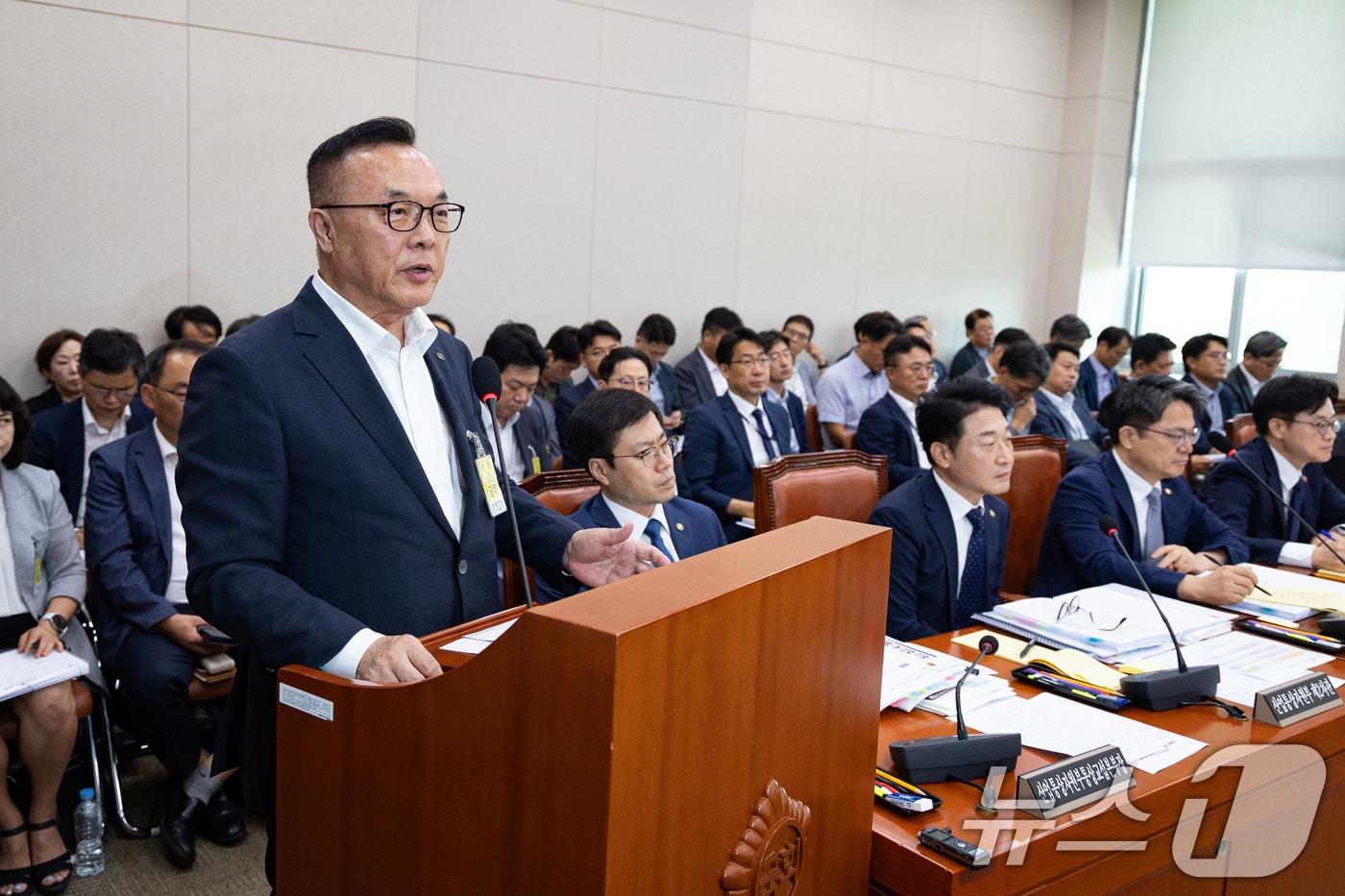 황주호 한국수력원자력 사장이 19일 서울 여의도 국회에서 열린 제428회 국회&#40;임시회&#41; 산업통상자원중소벤처기업위원회 제2차 전체회의에 출석해 의원 질의에 답하고 있다. 2025.8.19/뉴스1 ⓒ News1 유승관 기자