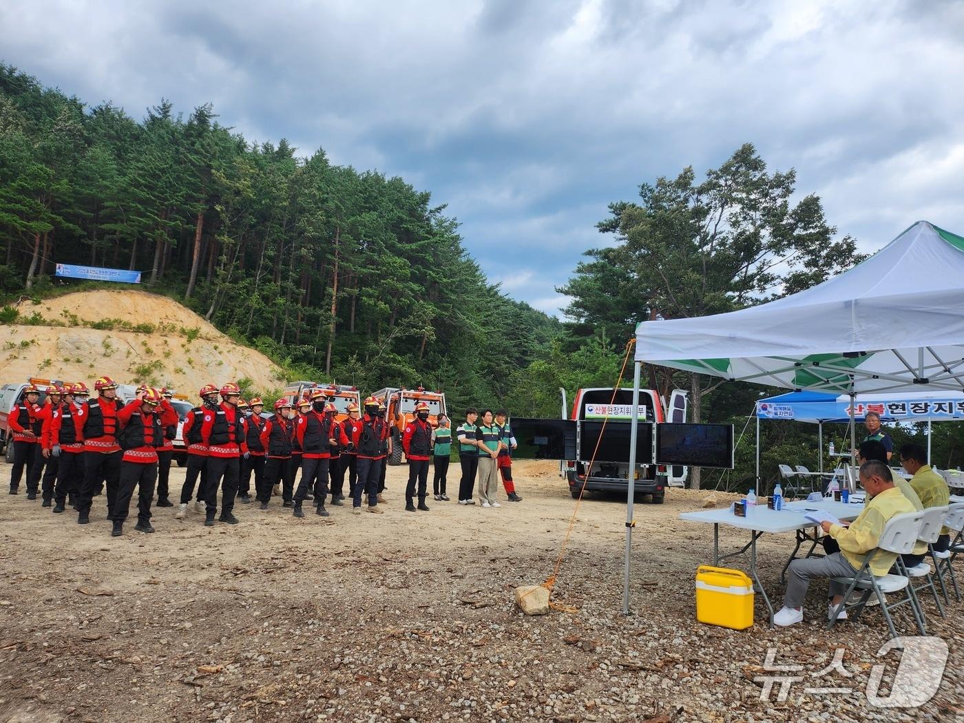 본문 이미지 - 동부산림청 을지연습 전시상황 산불진화 훈련.(동부지방산림청 제공, 재판매 및 DB 금지) 2025.8.19/뉴스1