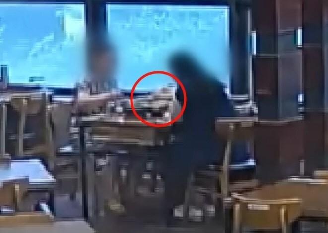 본문 이미지 - 테이블에 숟가락을 던지는 모습. (JTBC '사건반장' 갈무리)