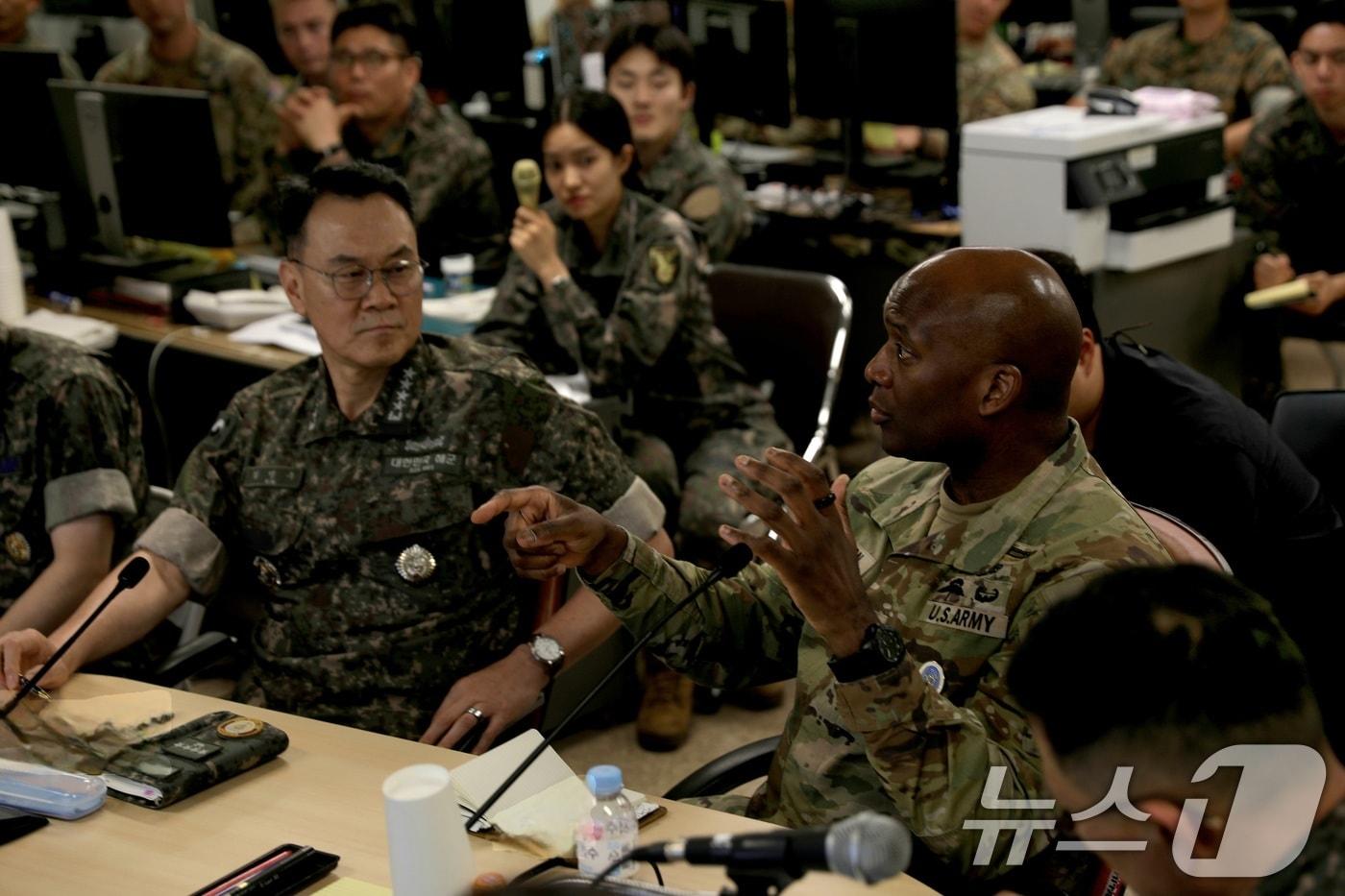 김명수 합참의장과 제이비어 브런슨 연합사령관이 19일 연합군사정보지원작전구성군사령부를 방문해 작전지도를 하고 있다. &#40;합동참모본부 제공. 재판매 및 DB 금지&#41; 2025.8.19/뉴스1