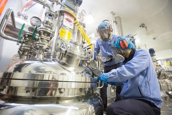본문 이미지 - 에스티팜 연구원들이 바이오리액터를 점검하고 있다.&#40;에스티팜 제공&#41;/뉴스1