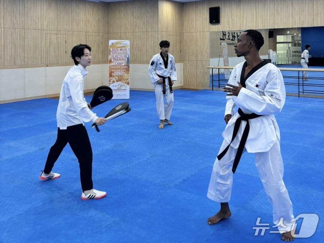 본문 이미지 - 부룬디 출신 로쿤도 선수가 태권도 훈련을 받고 있다.&#40;태권도진흥재단 제공. 재판매 및 DB금지&#41;