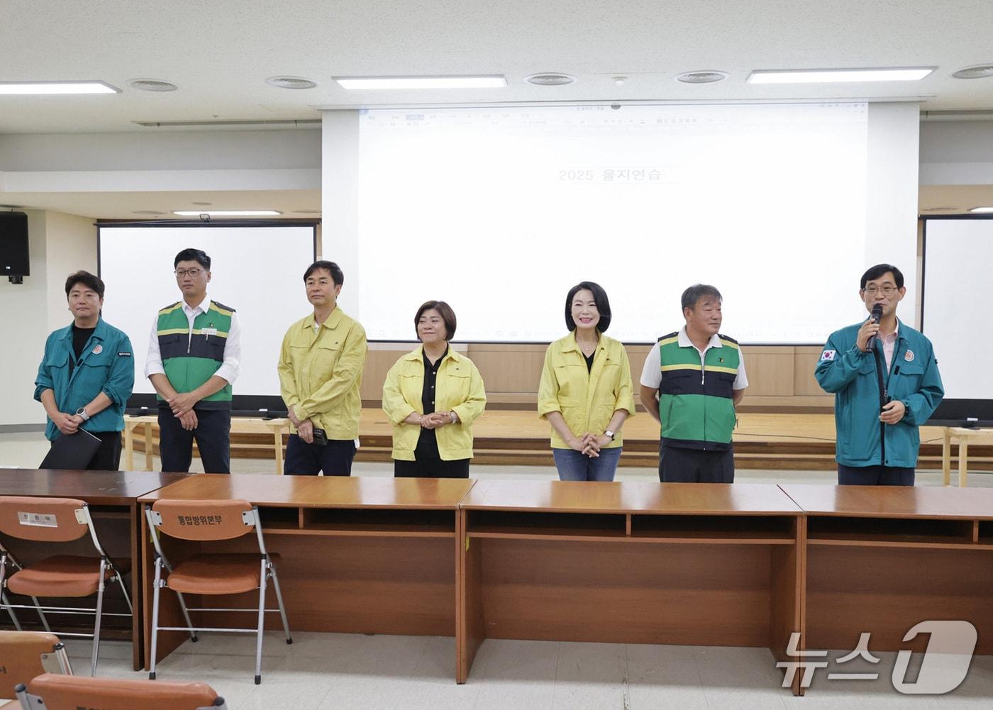 본문 이미지 - 조용기 강원 원주시의회 의장을 비롯한 의회 관계자들이 19일 원주시청 지하 2층 충무시설을 찾아 을지훈련 근무자들을 만난 가운데, 이날 조용기 의장이 마이크를 들고 근무자들에게 격려 인사를 하는 모습. &#40;원주시의회 제공. 재판매 및 DB금지&#41; 2025.8.19/뉴스1