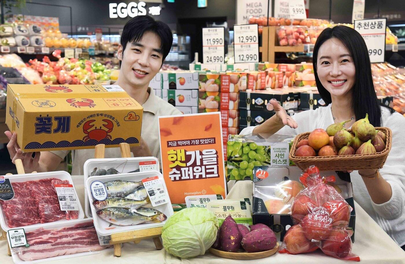 모델들이 ‘홈플러스 메가 푸드 마켓 라이브’ 강서점에서 &#39;햇가을 슈퍼위크&#39; 등 각종 행사 상품들을 소개하고 있다.&#40;홈플러스 제공&#41; 