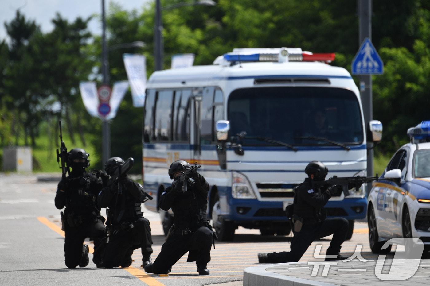 19일 인천항 크루즈터미널에서 을지 자유의 방패(UFS) 연습의 일환으로 진행된 '인천항 통합항만방호훈련'에서 해군 인천해역방어사령부 특수임무대 대원들이 소형드론대응체계(안티드론건)를 활용해 터미널 상공의 불법드론을 무력화하고 있다. (해군 제공. 재판매 및 DB 금지) 2025.8.19/뉴스1