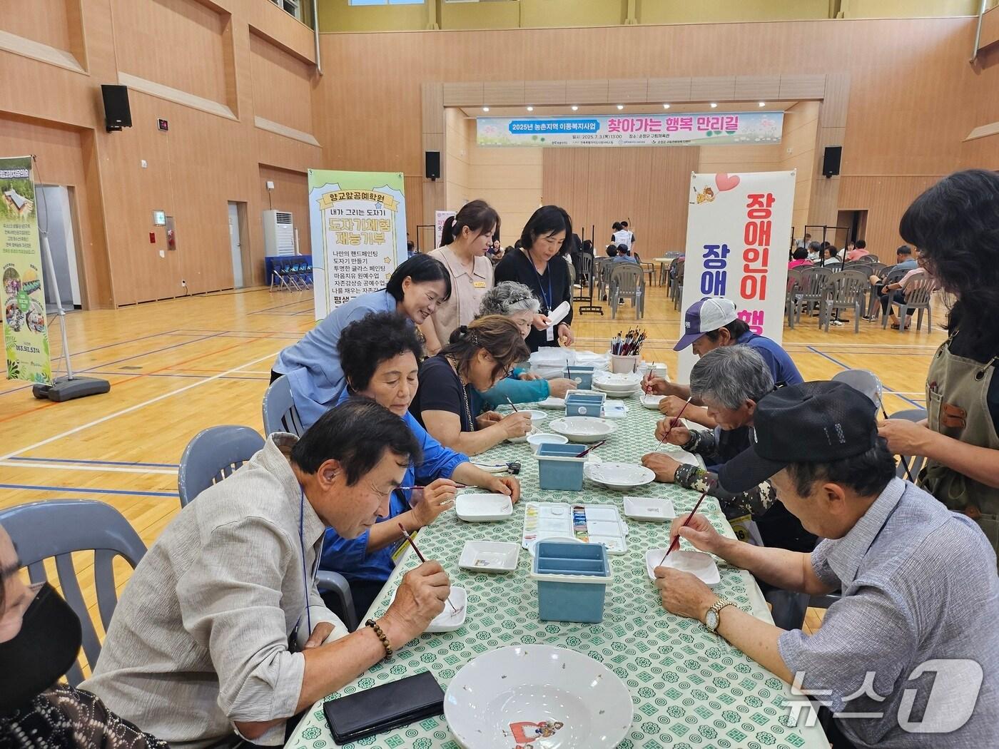 본문 이미지 - 전북사회서비스원이  농촌지역 주민들을 대상으로 의료·건강, 상담·문화서비스를 통합 제공하는 이동복지통합서비스 ‘찾아가는 행복 만리길’ 프로그램.(전북사회서비스원 제공, 재판매 및 DB금지)/뉴스1