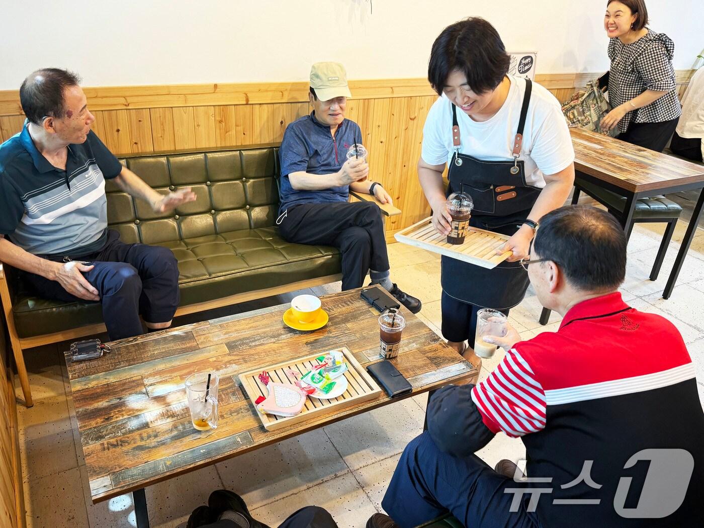 본문 이미지 - 광주 서구 화정센트럴파크 주민 커뮤니티 공간에 문을 연 &#39;아나바다 꿈터 마을카페&#39;.&#40;화정센트럴파크 주민자치회 제공. 재판매 및 DB 금지&#41; 