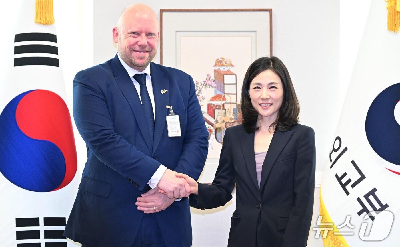 김진아 외교부 2차관은 19일 방한 중인 그레이엄 모튼 뉴질랜드 외교부 아주·미주차관보를 접견했다. 2025.08.19. (외교부 제공)