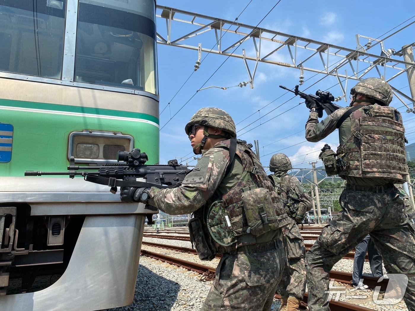 본문 이미지 - 육군 제53보병사단 부산여단이 19일 부산도시철도 2호선 호포역 일원에서 다중이용시설 테러 대응 훈련을 하고 있다.(육군 제53보병사단 제공. 재판매 및 DB 금지)