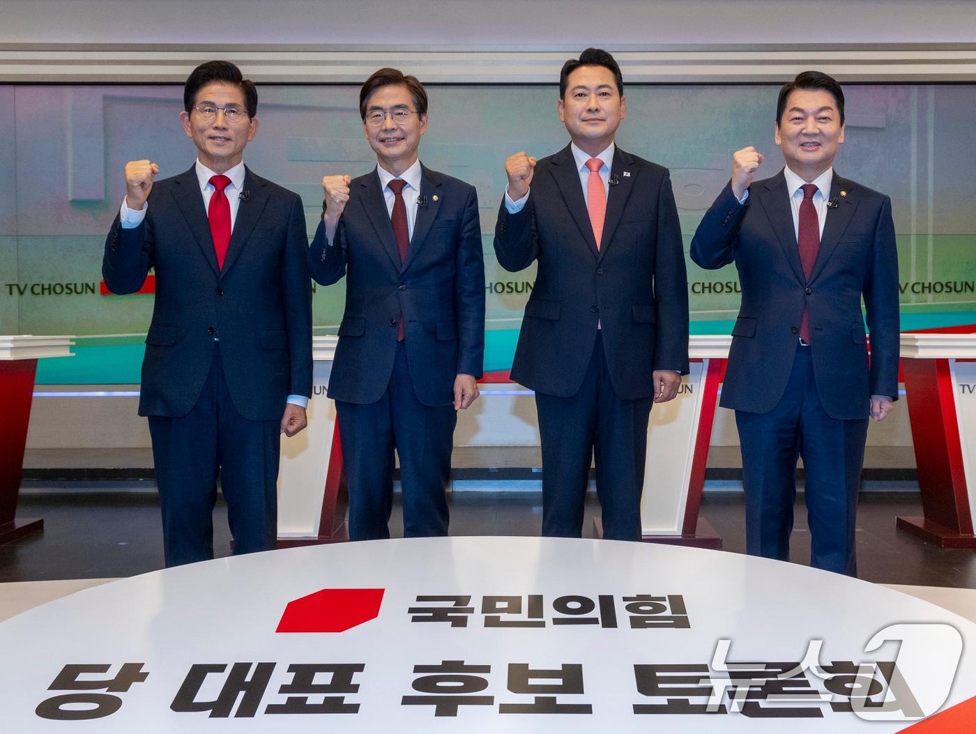 본문 이미지 - 김문수&#40;왼쪽부터&#41;, 조경태, 장동혁, 안철수 국민의힘 당대표 후보가 19일 서울 중구 TV조선 스튜디오에서 국민의힘 제6차 전당대회 방송 토론회에 앞서 기념 촬영을 하고 있다. 2025.8.19/뉴스1 ⓒ News1 국회사진기자단