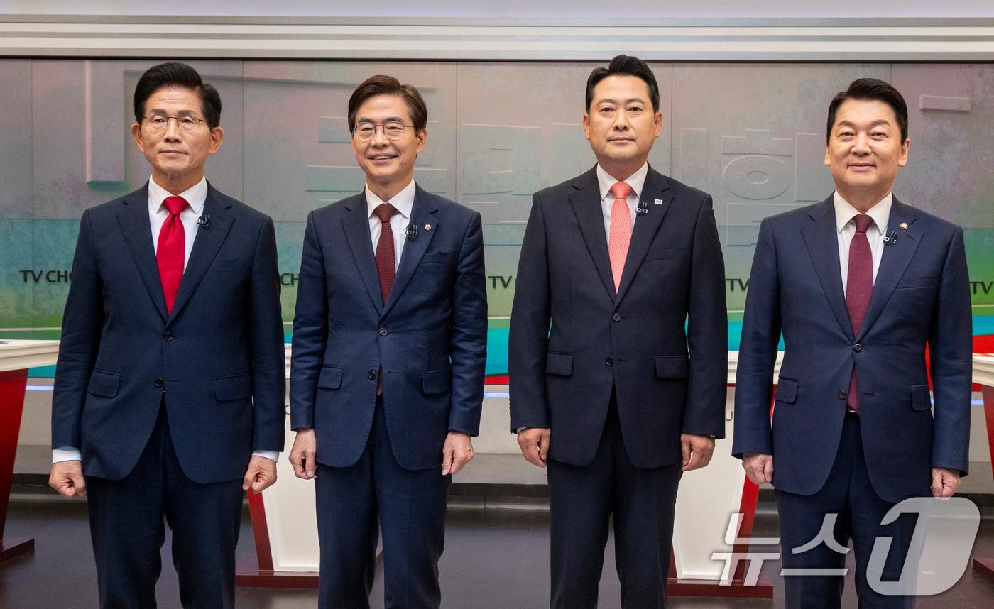 김문수&#40;왼쪽부터&#41;, 조경태, 장동혁, 안철수 국민의힘 당대표 후보가 19일 서울 중구 TV조선 스튜디오에서 국민의힘 제6차 전당대회 방송 토론회에 앞서 기념 촬영을 하고 있다. 2025.8.19/뉴스1 ⓒ News1 국회사진기자단
