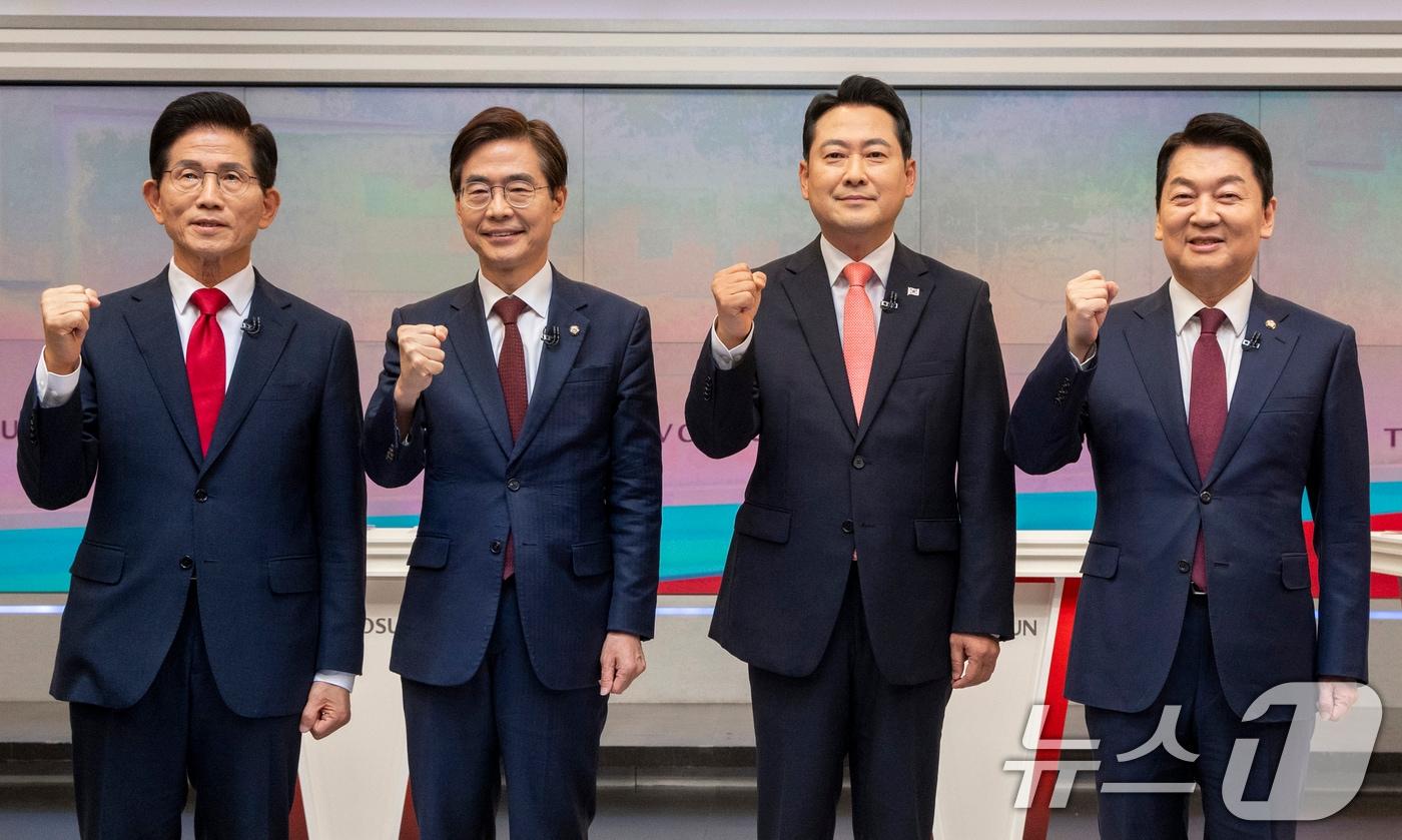 김문수&#40;왼쪽부터&#41;, 조경태, 장동혁, 안철수 국민의힘 당대표 후보가 19일 서울 중구 TV조선 스튜디오에서 국민의힘 제6차 전당대회 방송 토론회에 앞서 기념 촬영을 하고 있다. 2025.8.19/뉴스1 ⓒ News1 국회사진기자단