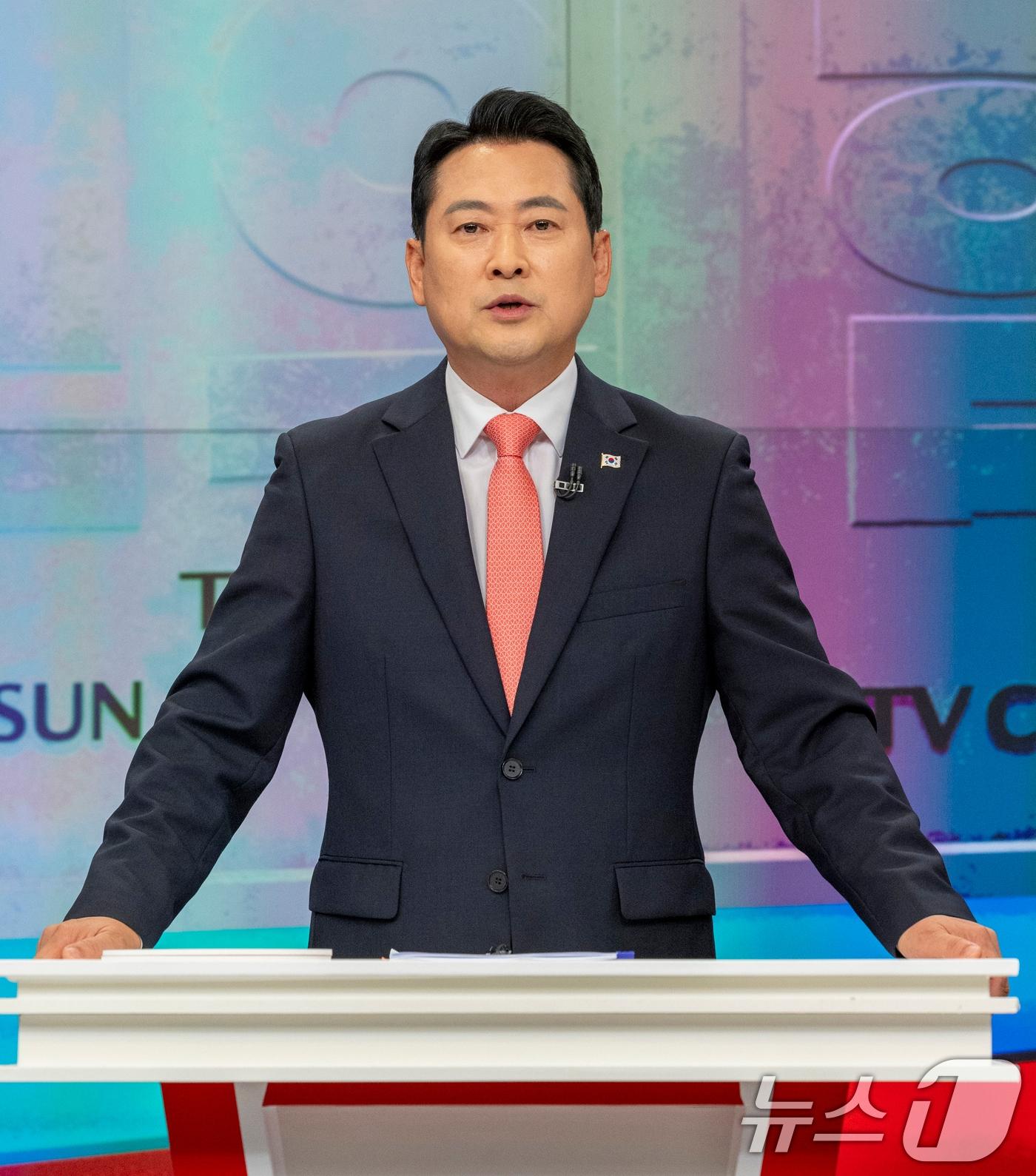 본문 이미지 - 장동혁 국민의힘 당대표 후보가 지난 8월 19일 서울 중구 TV조선 스튜디오에서 국민의힘 제6차 전당대회 방송 토론회를 준비하고 있는 모습. 이날 토론회에서 장 후보는 &#39;전한길 한동훈 중 누구를 공천하겠냐&#39;는 밸런스 게임에서  전한길 씨를 택했다. 2025.8.19/뉴스1 ⓒ News1 국회사진기자단