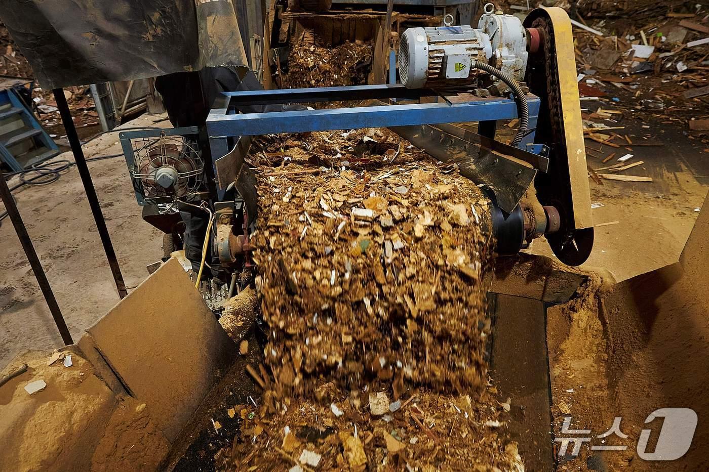  천일에너지 폐목재 파쇄 과정 &#40;알스퀘어 제공&#41;